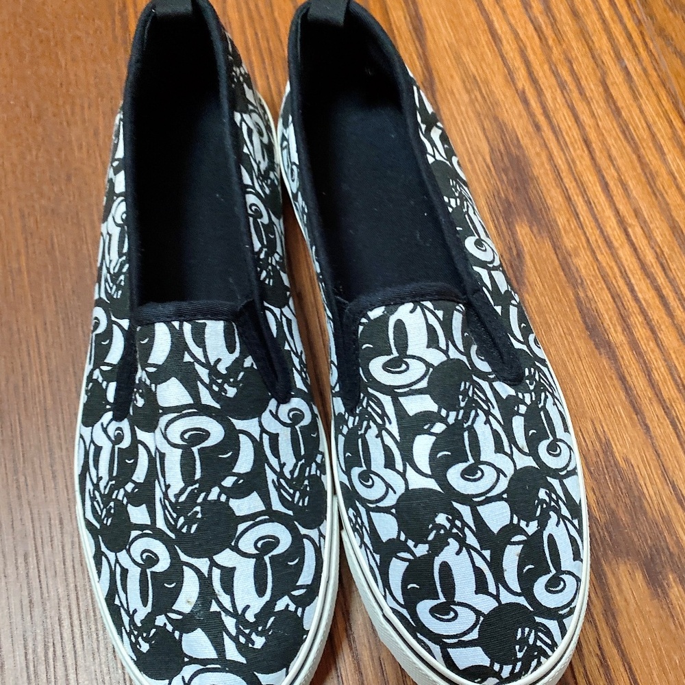 NEW Disney Woman's Slip On Canvas Sneaker - Mickey Size 8